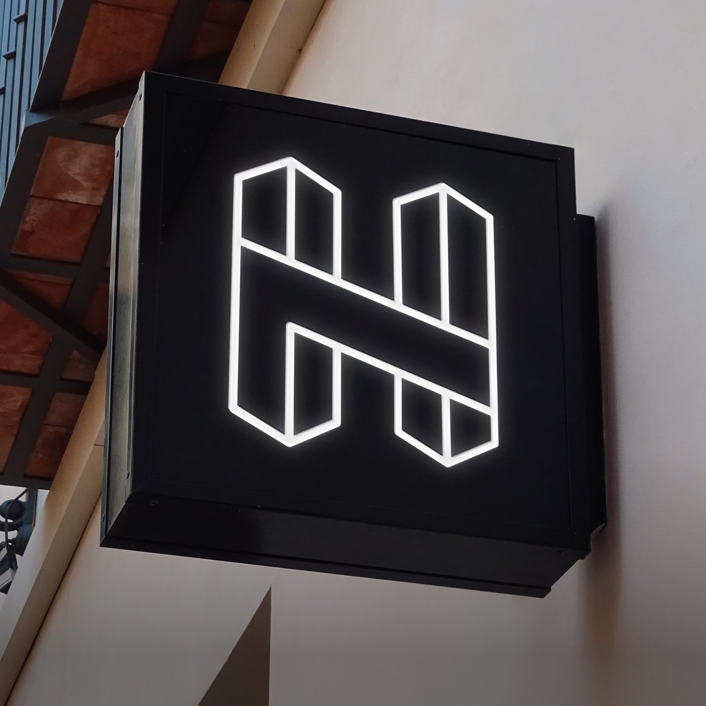 Logo design for the brand Redo on green gradient background